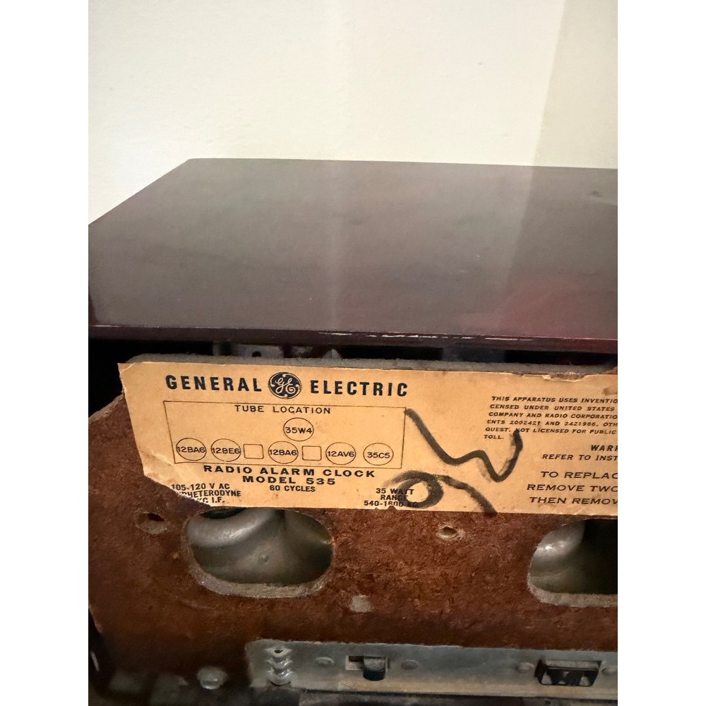 Vintage General Electric GE Model 535 Bakelite Tube Radio Alarm Clock Burgundy - Picture 7 of 11